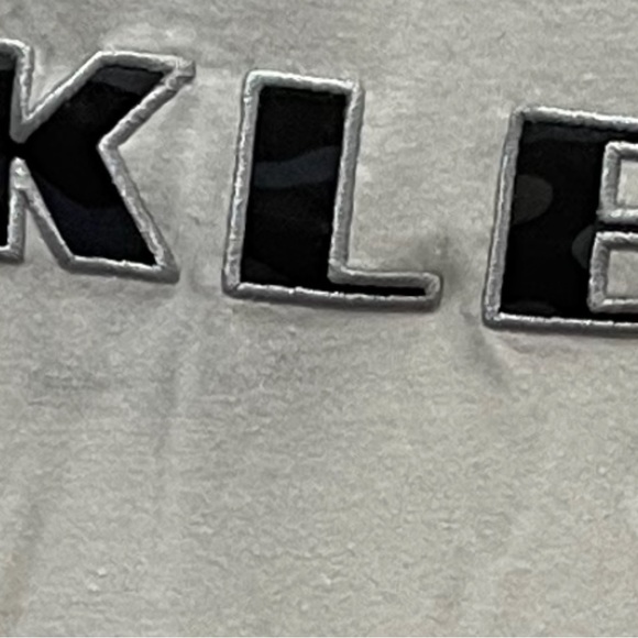 Oakley NWT white XXL t-shirt with camo graphic logo - Picture 3 of 8